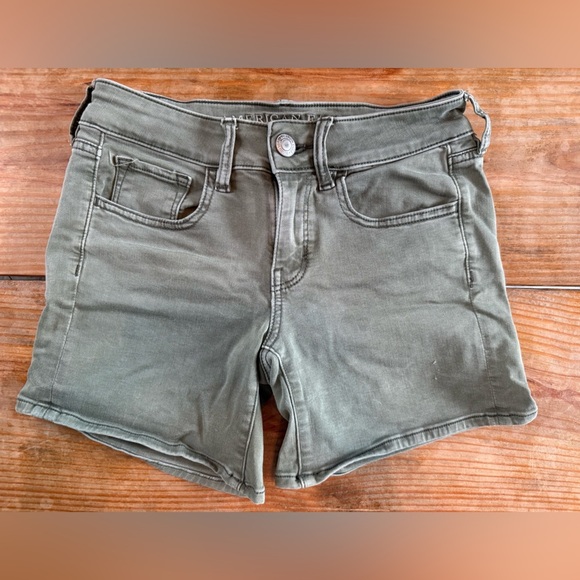 American Eagle Midi Shorts Super Stretch Size 2 Olive Green - Picture 1 of 5
